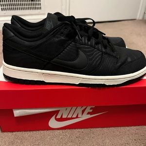 Calling all Sneaker heads! A decent pair of #Dunks up for grabs!